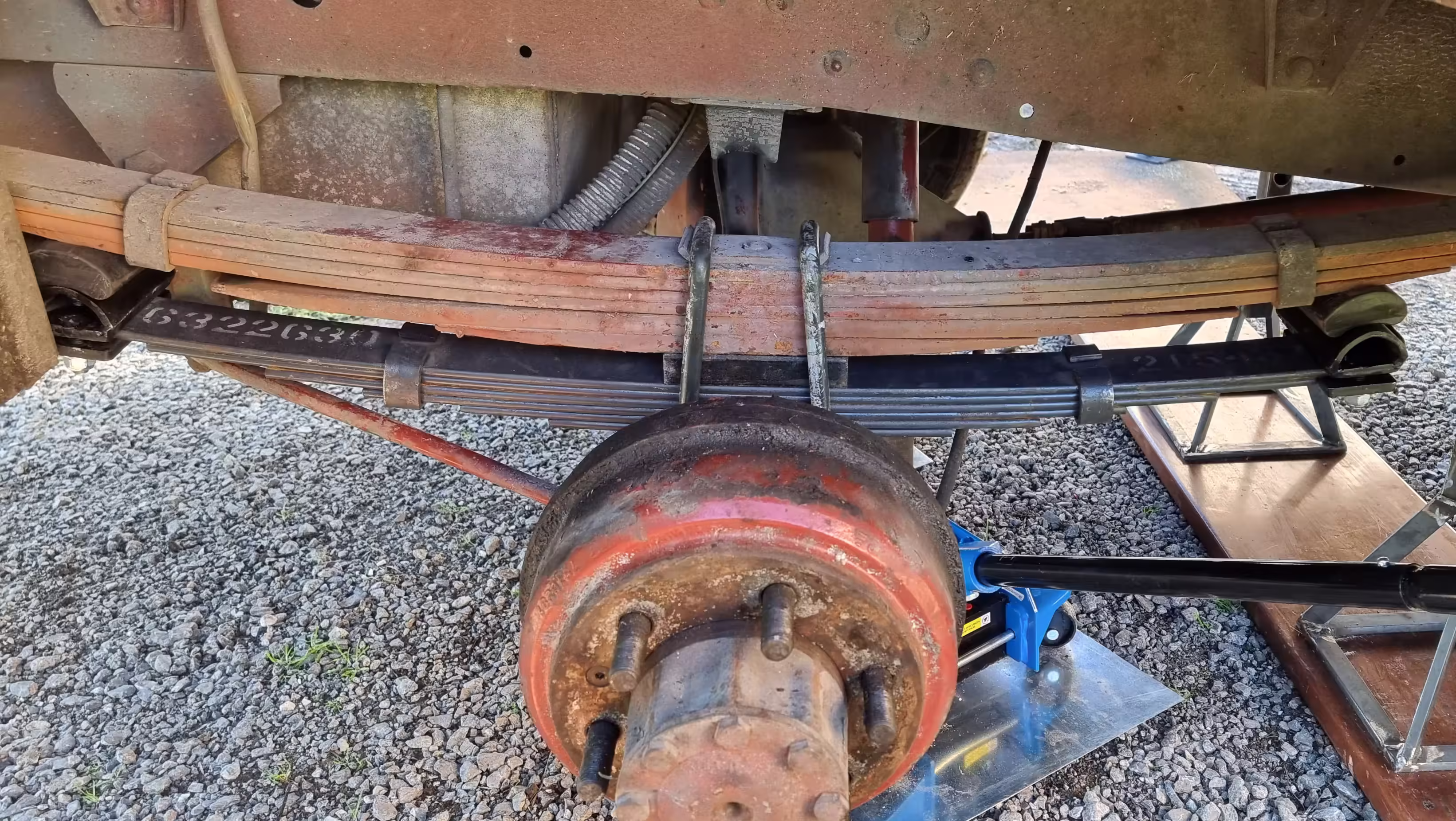 Auxiliary spring mounted