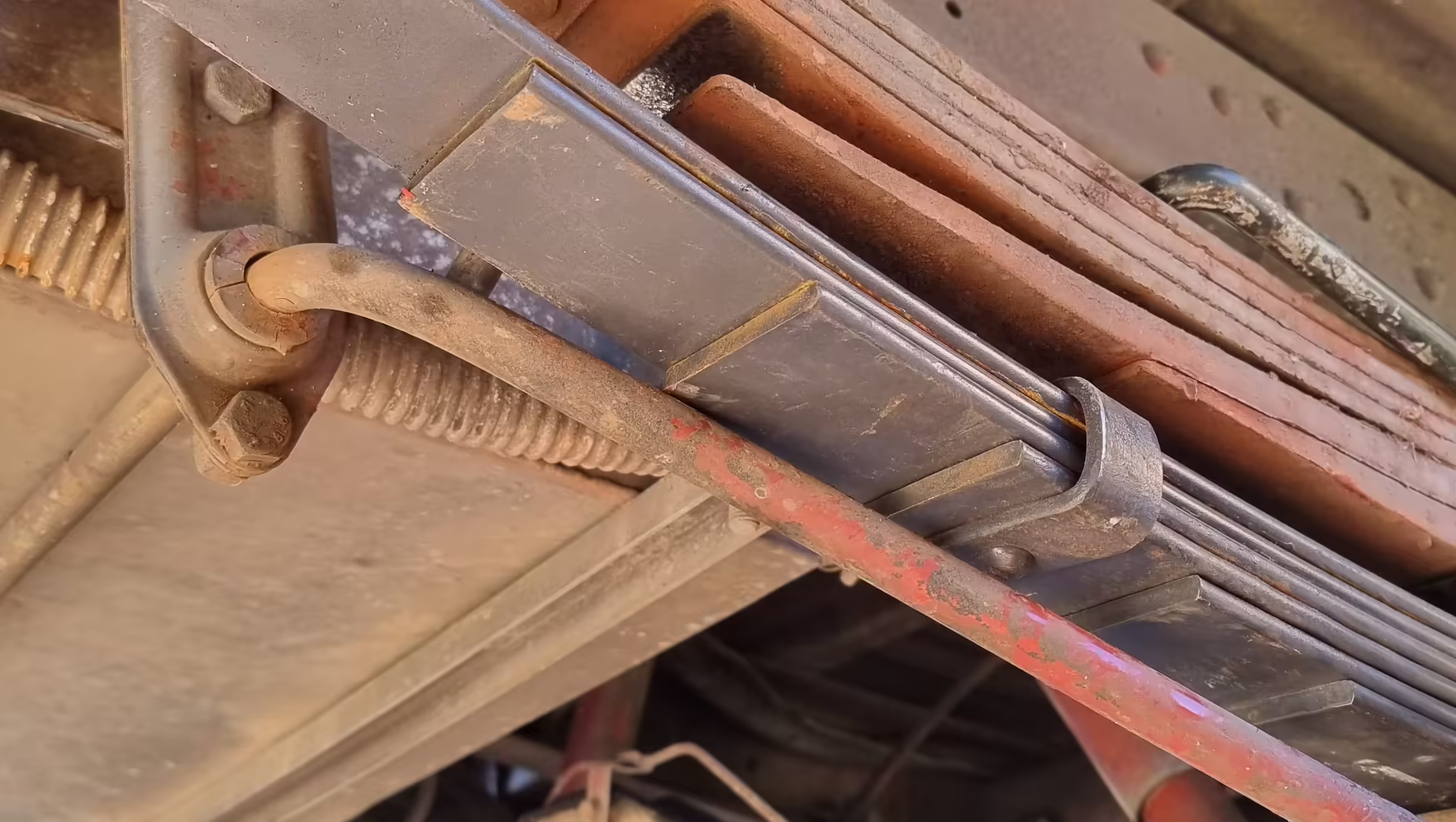 Auxiliary spring touching the anti-roll bar
